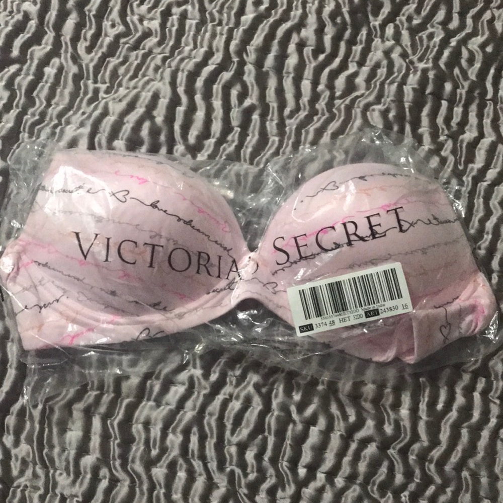 NWT Victoria’s Secret Wireless Bra 32DD